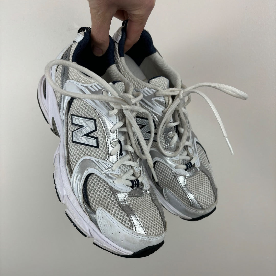 New Balance Sneakers - US W9